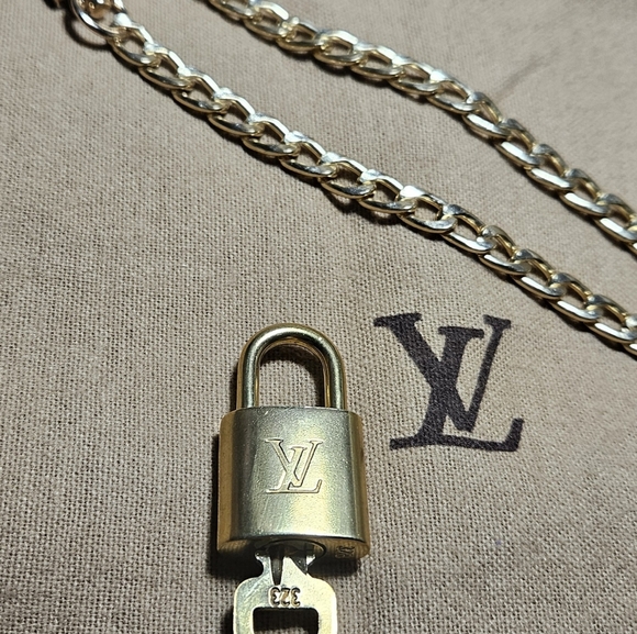 2 Authentic Louis Vuitton Lock & Keys #322 & #323 (Plus 2 unbranded chains) - Picture 5 of 8